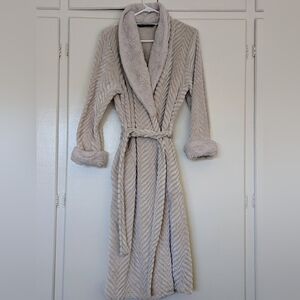 New W/Out Tags Robe Medium Long In Cream/Beige